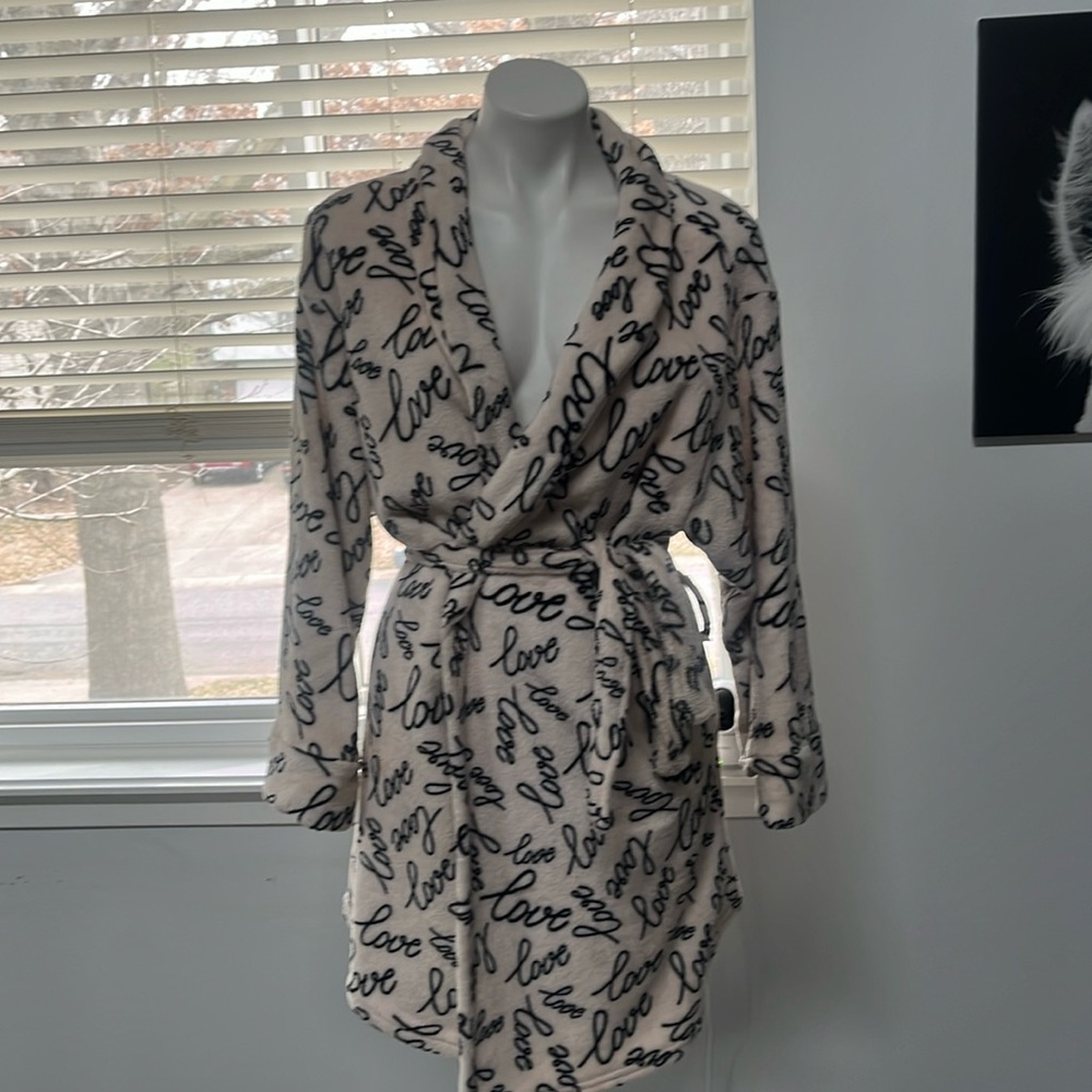 Like new light pink robe.